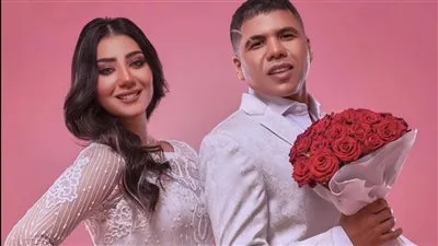 عمرو كمال يفاجئ جمهوره بإطلالة بيضاء ويعلق 