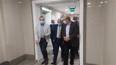 محافظ بورسعيد يتابع سير العمل بمستشفى السلام الدولي