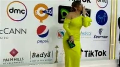 بفستان أصفر.. رنا رئيس تبهر جمهورها في حفل ختام مهرجان القاهرة السينمائي