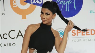 بالأسود.. كارولين عزمي تبهر جمهورها في حفل ختام مهرجان القاهرة السينمائي 