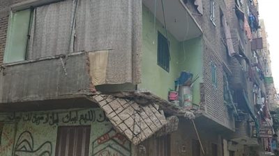 المعاينة الأولية تكشف ملابسات إصابة شخصين إثر سقوط شرفة منزل بإمبابة