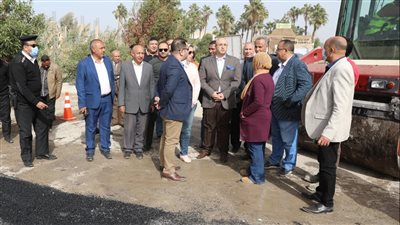 محافظ بني سويف يتفقد أعمال إعادة رصف ورفع كفاءة طريق الصعيد الزراعي 
