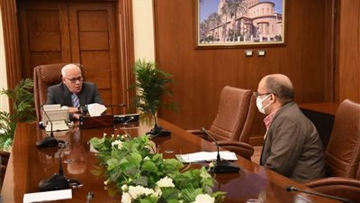 محافظ بورسعيد يلتقي رئيس قطاع شبكات الكهرباء 