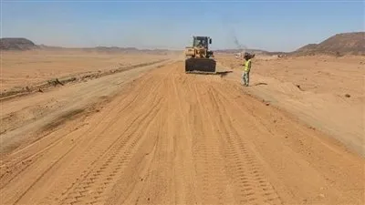 بطول 170 كم.. بدء المرحلة الأولى لإعادة إنشاء طريق أسوان / وادي العلاقي (صور)