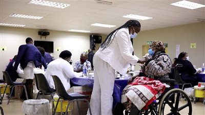 جنوب إفريقيا تعلن تراجع إصابات كورونا اليومية إلى النصف