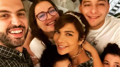 برفقه أبنائها.. أصالة تشارك متابعيها بصورة لها مع عائلتها