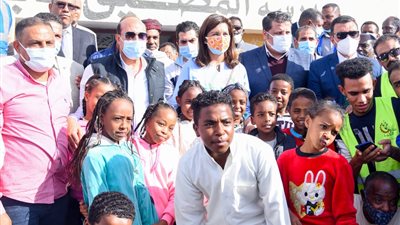  وزيرة الهجرة ومحافظ أسوان يتفقدان القافلة الطبية بقرية المضيق بمركز نصر النوبة