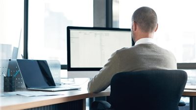 بعد الإمارات.. مسؤول سابق يكشف إمكانية تطبيق إجازة الـ يومين ونصف في مصر