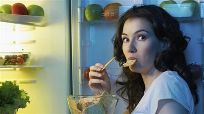 لهذا السبب.. خبيرة تغذية تُحذر من تناول الطعام بعد الثامنة مساءً (فيديو)