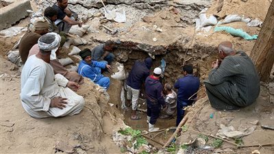 حصريًا.. اللحظات الأولى من فتح مقبرة أثرية أسفل منزل بعين شمس (صور وفيديو) 