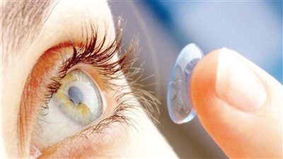 طبيب عيون: مينفعش نشتري عدسة لاصقة من كوافير أو محل نظارات (فيديو)