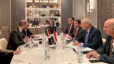 يحيي زكي يستعرض الفرص الاستثمارية بمنطقة قناة السويس الاقتصادية أمام الشركات المجرية