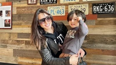 بهذه الطريقة.. ساندي تحتفل بعيد ميلاد ابنها 