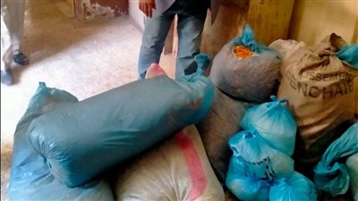 ضبط مخلفات شيبسي وباتيه منتهي الصلاحية أمام مدرسة في إهناسيا ببني سويف