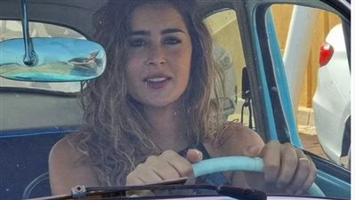 من داخل سيارتها.. عائشة بن أحمد تخطف الأنظار في أحدث ظهور لها 