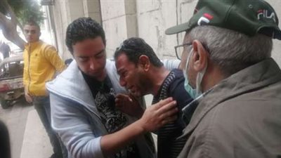 انهيار نجل محمد عبد الحليم بعد تشييع جثمانه 