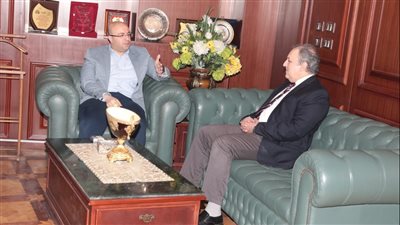 محافظ بني سويف يبحث مع رئيس الجامعة التكنولوجية التعاون في مجال الاتصالات 