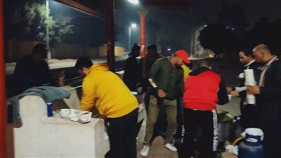 السوايفة يعزمون ركاب قطارين على 1000 وجبة عدس ساخنة (فيديو وصور)