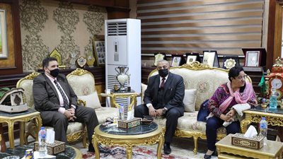 محافظ المنيا يبحث أنشطة مشروع 