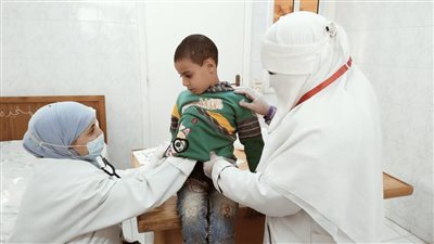 صحة المنيا تقدم الخدمات الطبية لـ1880 مواطنا في قرية بلة المستجدة