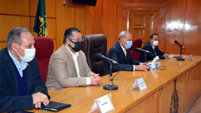 محافظ القليوبية يناقش مشكلات منظومة الصحة بالمحافظة