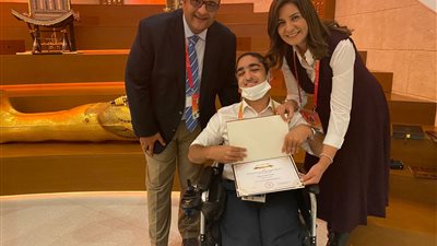 وزيرة الهجرة تكرم شباب المصريين بالخارج المشاركين بتنظيم جناح مصر 