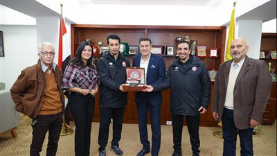 الإسماعيلي يستقبل رئيس بعثه الرائد السعودى ويتبادلان الدروع