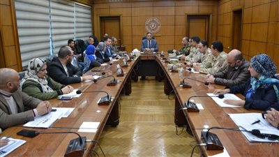 محافظ الدقهلية يجتمع بمسؤولي مركز حوكمة البيئة العمرانية والاستدامة (صور) 