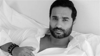 كريم فهمي يودع الصيف بإطلالة صيفية من الساحل الشمالي