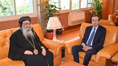 رئيس جامعة الفيوم يتلقى تهنئة قداسة الأنبا إبرام مطران المحافظة 