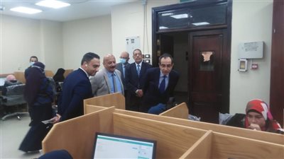 رئيس جامعة الفيوم يتابع الاختبارات الإلكترونية التجريبية بكلية الطب