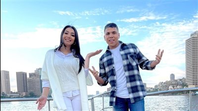 برفقة خطيبته.. عمر كمال يروج لأغنيته الجديدة 