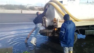 رفع المياه من شوارع الإسكندرية بعد هطول أمطار غزيرة (صور)