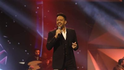 حماقى يشعل حفل باكتوبر بحضور كامل العدد