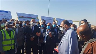 استعدادًا لافتتاحه.. وزير النقل يتفقد أعمال طريق قنا الأقصر الصحراوي الشرقي (صور)