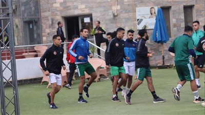 تدريبات بدنيه صباحيه في معسكر اللاعبين المحترفين