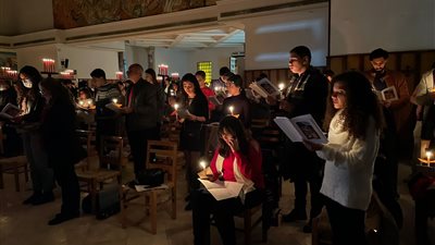 على ضوء الشموع بحفل ترانيم الميلاد.. رئيس الأسقفية: ميلاد السيد المسيح هدية من الله