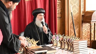 أسقف إيبارشية شرق المنيا يكرم أوائل معهد ومدرسة الكتاب المقدس (صور)