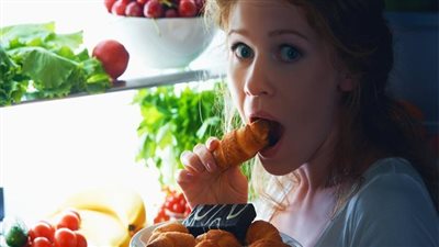 خبيرة تغذية تحذر من تناول الطعام ليلًا لهذا السبب (فيديو)