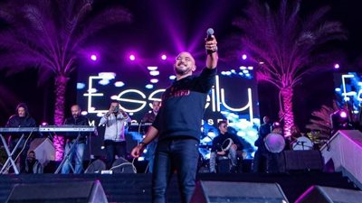بحضور الآلاف.. محمود العسيلي يشعل حفل الجامعة البريطانية بالشروق
