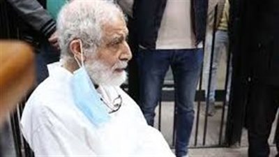 وصول القيادي الإخواني محمود عزت لقاعة محاكمته بتهمة التخابر مع حماس