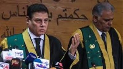 وصول هيئة المحكمة لطره استعدادًا للحكم على القيادي الإخواني محمود عزت 
