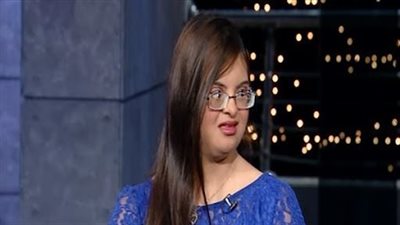 تلبية لأمنيتها أمام الرئيس.. فتاة من ذوي الهمم تشارك بتقديم برنامج (فيديو)