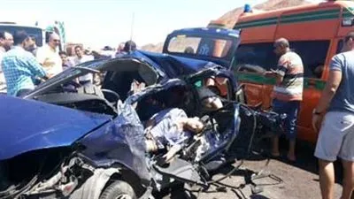 مصرع شخصين وإصابة 18 آخرين في تصادم سيارتين ميكروباص بطريق بحيرة قارون