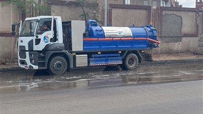 انتشار المعدات بالقليوبية للتعامل مع مياه الأمطار (صور)