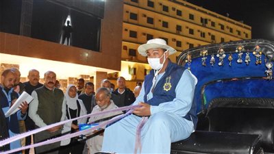 محافظ أسوان يوجه سائقى الحنطور بحسن معاملة الضيوف وارتداء الزى الموحد