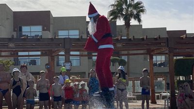 بابا نويل طائر في سماء الغردقة.. ومجدى عبد الغنى أهم فقرات الكريسماس (صور)