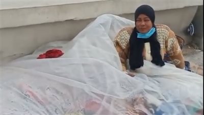 “فاطمة”.. قصة سيدة تحتمي بأكياس البلاسيتك من الطقس السيئ بالإسكندرية وتحلم بسكن (فيديو)