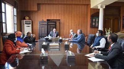 رئيس جامعة بني سويف يبحث إنشاء مبنى جديد للمدرجات