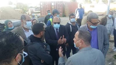 محافظ بورسعيد يتفقد مصنع لصناعة البطاريات (صور)